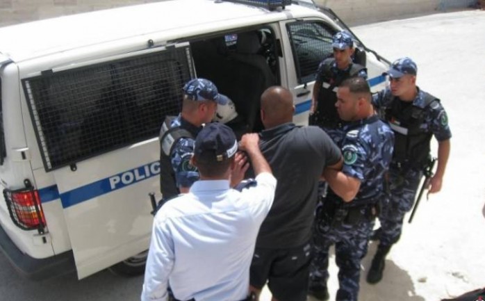 تمكنت الشرطة اليوم الأحد، من القبض على لص يشتبه به بسرقة محتويات 25 مركبة ومنزل في نابلس، إلى جانب 4 سرقات في مدينة بيت لحم.

وذكرت الشرطة في بيانها، أنه بعد تل