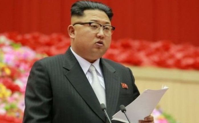قال الزعيم الكوري الشمالي كيم يونغ أون إن بلاده تقترب من اختبار صواريخ مدى طويل مجهزة لحمل رؤوس نووية.

