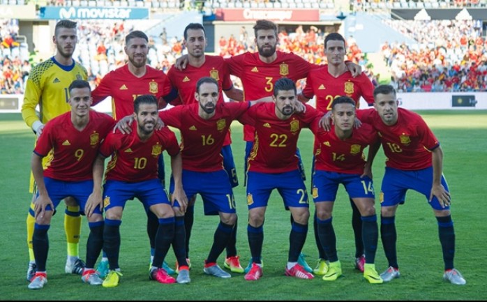 أعلن المدير الفني للمنتخب الإسباني جولين لوبيتيجي، عن قائمة الفريق التي ستخوض مباراتي مقدونيا في تصفيات كأس العالم 2018 وإنجلترا في مباراة ودية.

وشهدت القائمة تواجد 5 لاعبين من جانب ريال مدر
