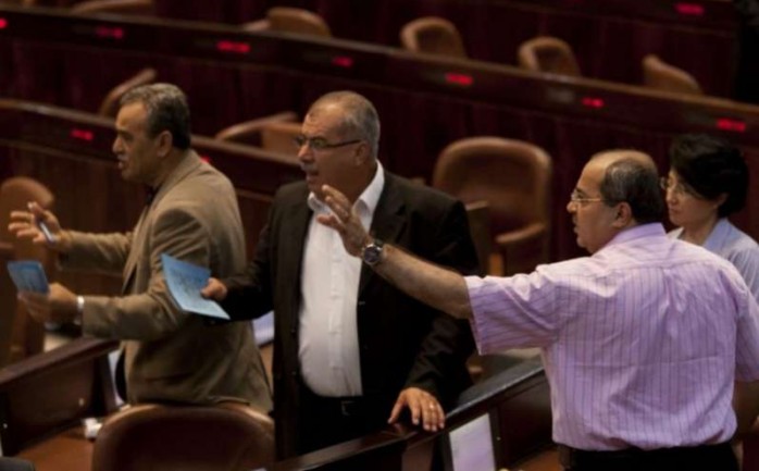 أعضاء القائمة العربية داخل الكنيست الإسرائيلي أحمد الطيبي وحنين الزعبي في أحدى الجلسات