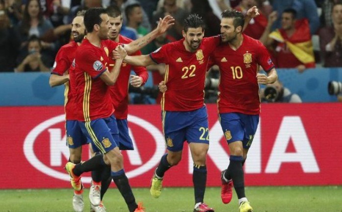 حجز المنتخب الإسباني مقعده في الدور المقبل من بطولة كأس الأمم الأوروبية &quot;يورو فرنسا 2016&quot; بعد تحقيقه الفوز على نظيره التركي 3-0 لحساب الجولة الثانية من منافسات المجموعة الرابعة للبط
