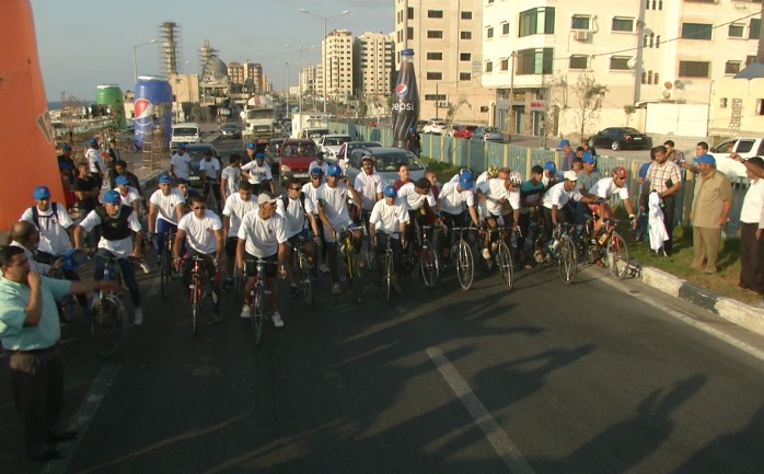 شارك أكثر من 50 شخصًا&nbsp; في مدينة غزة، بسباق رياضي عبر الدراجات الهوائية على مسافة 12 كيلو متر.

وانطلق السباق التي نظمته شركة &quot;بيبسي&quot; للمشروبات ال