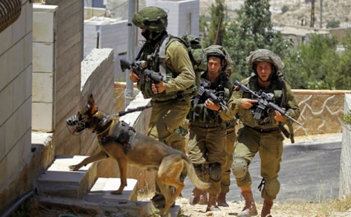 داهمت قوات الاحتلال الإسرائيلي، اليوم الجمعة، منازل عدة في بلدة بيت أمر شمال الخليل.

وقال الناشط الإعلامي محم