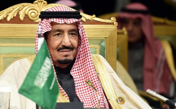 توعد العاهل السعودي الملك سلمان بن عبد العزيز، الثلاثاء، بـ&quot;الضرب بيد من حديد&quot; على المتطرفين الذين يستهدفون عقول الشباب، حسبما ذكرت وكالة الأنباء السعودية (واس).

وأوضح الملك سلمان 