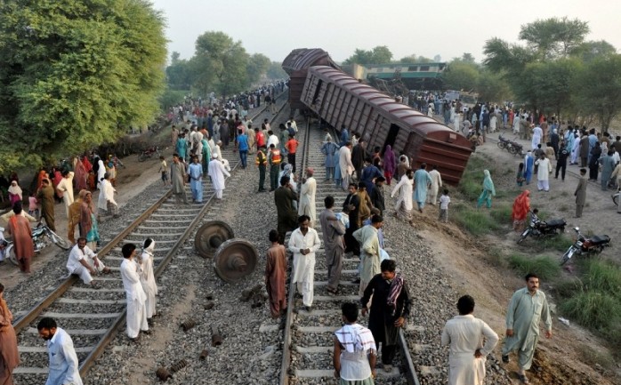 لقي 11 شخصا على الأقل مصرعهم، وجرح 5 آخرون، اليوم الخميس، في&nbsp;حادث تصادم قطارين في محطة للقطارات في مدينة كراتشي الساحلية الباكستانية.

