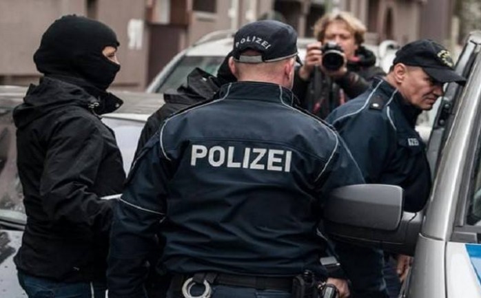 قالت الشرطة الألمانية إنها بصدد البحث عن مشتبه به سوري الجنسية يبلغ من العمر 22 عاما للاشتباه بتحضيره لشن هجوم.

