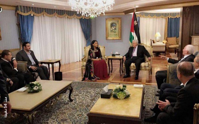 التقى الرئيس محمود عباس بالفنانة الإماراتية أحلام عضو لجنة تحكيم برنامج المواهب "آراب أيدول" وذلك بمقر إقامته في العاصمة اللبنانية بيروت.


