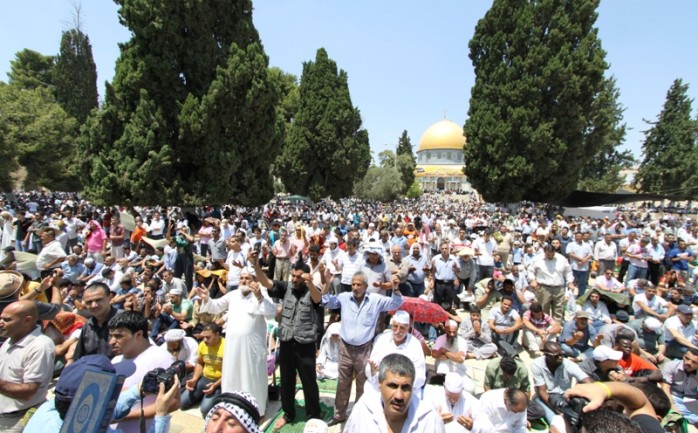 يتدفق منذ ساعات الصباح الأولى عشرات آلاف المواطنين على مدينة القدس المحتلة للمشاركة في صلاة الجمعة الثانية بشهر رمضان الفضيل برحاب المسجد الأقصى المبارك.

