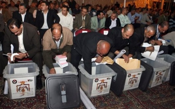 أغلقت مكاتب الاقتراع في الأردن أبوابها عقب تمديد هيئة الانتخابات التصويت لمدة ساعة إضافية في 15 دائرة انتخابية بسبب إقبال الناخبين الكبير.

وتعتبر هذه الانتخابات الأولى بعد أن ألغى البرلمان ق