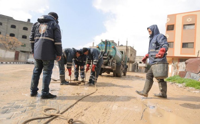 أكدت لجنة الطوارئ في بلدية غزة، أن فرق وطواقم البلدية تواصل العمل منذ بداية الأسبوع الجاري، على معالجة آثار المنخفض الجوي الذي يضرب البلاد.

