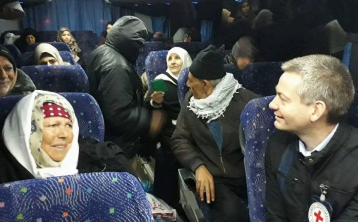 غادر 64 فلسطينياً صباح الاثنين، قطاع غزة &nbsp;لزيارة أبنائهم بسجن نفحة يرافقهم مدير الصليب الأحمر جيلان ديفورن.


