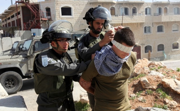 اعتقلت قوات الاحتلال الإسرائيلي فجر الأحد، طفلا وفتى من بلدة فجار جنوب بيت لحم، وسلمت آخر بلاغا لمراجعة مخابراتها.