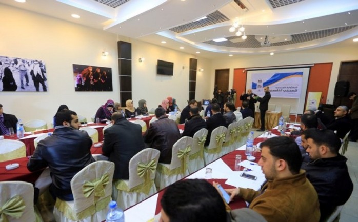 ناقش صحفيون في مدينة غزة واقع الصحفيين والإعلاميين والأعباء التي تواجههم خلال ممارستهم للمهنة، وذلك في ندوة بعنوان &quot;المسؤولية الاجتماعية للصحفي الفلسطيني&quot; نظمها المكتب الإعلامي الحك
