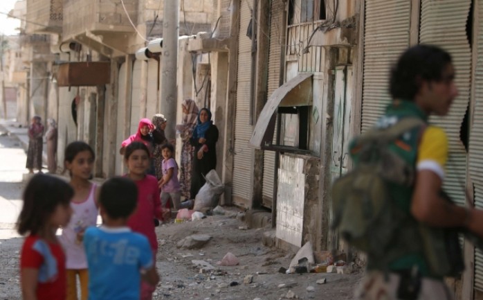 تسبب النزاع الدامي الذي تشهده سورية بمقتل أكثر من 290 ألف شخص منذ اندلاعه في منتصف آذار/مارس 2011، وفق حصيلة جديدة، أوردها المرصد السوري لحقوق الإنسان، اليوم الإثنين.

وقال مدير المرصد، رامي 