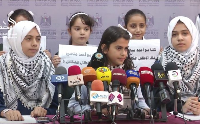 ناشد مجموعة من الأطفال في غزة المؤسسات الحقوقية والدولية ومنظمات حقوق الانسان والطفل برعاية قضية الأسير المقدسي أحمد المناصرة.

وقال الأطفال خلال مؤتمر صحفي عقد