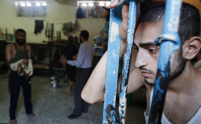 قالت الإذاعة الإسرائيلية إن بعض أسرى حركة فتح في السجون أعادوا وجبات الطعام احتجاجًا على استشهاد الأسير ياسر ذياب حمدونة.

ونقلت الإذاعة اليوم الأحد عن دائرة مص