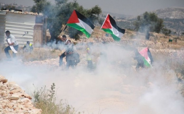 أصيب عشرات المواطنين بالاختناق جراء قمع قوات الاحتلال الإسرائيلي لمسيرة قرية كفر قدوم الأسبوعية السلمية المناهضة للاستيطان والمطالبة بفتح شارع القرية المغلق منذ أكثر من 13 عاما.

وقال منسق ال