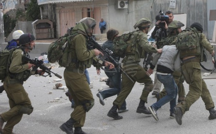 اعتقلت قوات الاحتلال الاسرائيلي فجر الاحد، ثلاثة مواطنين من مدينة بيت لحم وبلدة الخضر جنوبا، وصادرت تسجيلات لكاميرات مراقبة في بيت ساحور.

