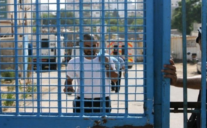اعتقلت قوات الاحتلال الإسرائيلي، مساء الاثنين، مسنا من منطقة العبيات شرق بيت لحم، أثناء زيارة نجله المعتقل في سجن &quot;إيشل&quot;.

وقال شهود عيان لـ&quot;الوطنيـة&quot; إن قوات الاحتلال اعت