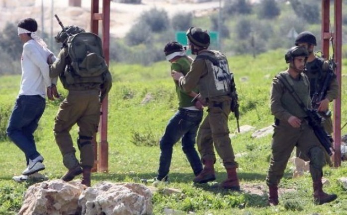 اعتقلت قوات الاحتلال الإسرائيلي اليوم الثلاثاء، 9 مواطنين من محافظة الخليل جنوب الضفة الغربية.

وذكرت مصادر محلية وأمنية، أن قوات الاحتلال داهمت فجر اليوم منطقت