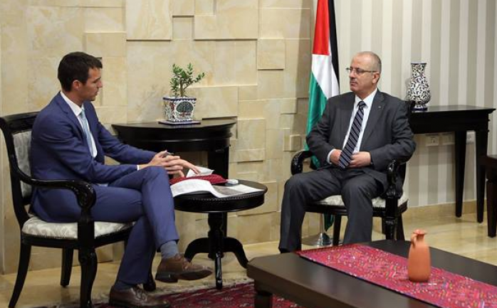 التقى رئيس الوزراء رامي الحمد الله اليوم الخميس في مكتبه برام الله، ممثل الدنمارك لدى فلسطين &quot;اندرياس فرايبورغ&quot;.

