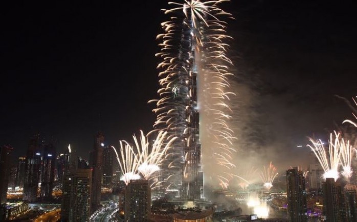 استقبلت إمارة دبي العام الجديد 2017 كما هو معتاد عليها بحفل ضخم شمل العديد من الفقرات أبرزها الألعاب النارية المنطلقة من برج خليفة.

ومع اقتراب الساعة الـ 12 من منتصف الليل تجمع الألاف أسفل ا