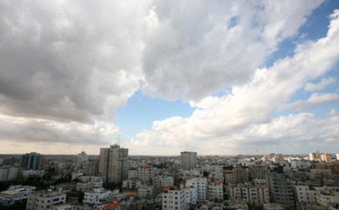 قال طقس فلسطين&nbsp;إن الجو يكون اليوم الجمعة غائماً جزئياً، ويطرأ انخفاض طفيف على درجات الحرارة مع بقائها أعلى من معدلها السنوي العام بقليل