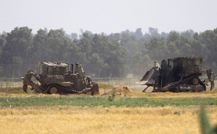 آليات عسكرية إسرائيلية تتوغل في أراضٍ زراعية للمواطنين شرق مدينة دير البلح وسط قطاع غزة وسط إطلاق نار متقطع.