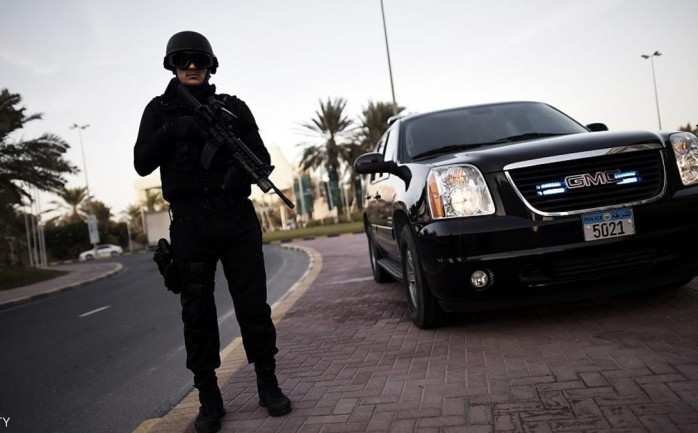 أعلنت وزارة الداخلية البحرينية، أن مسلحين شنوا هجوما، الأحد، على مركز للإصلاح والتأهيل، نجم عنه مقتل شرطي و&quot;هروب عدد من المحكومين في قضايا إرهابية&quot;.

وأضافت الوزارة على حسابها في مو