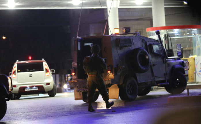 أغلقت قوات الاحتلال الإسرائيلي، مساء الاثنين، الحواجز العسكرية في محيط مدينة رام الله وأعاقت تحركات المواطنين والمركبات.

ونقلت الوكالة الرسمية &quot;وفا&quot; عن مصادر أمنية أن جيش الاحتلال 