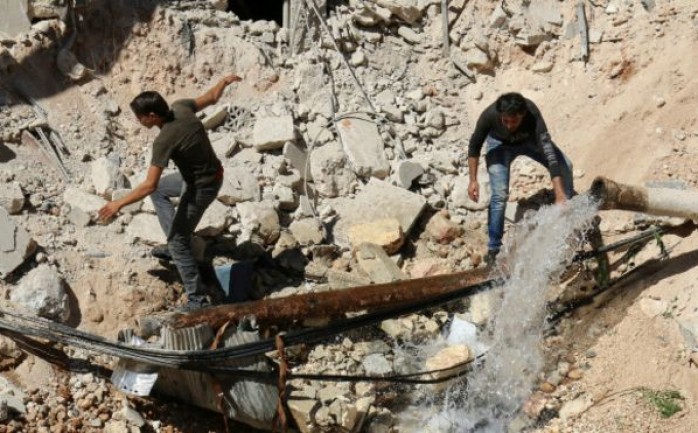 حض منسق الأمم المتحدة للعمل الإنساني في سوريا، يان إيغلاند، روسيا والولايات المتحدة على الاضطلاع بمهمة وقف القتال، الذي يستعر حول مدينة حلب.

