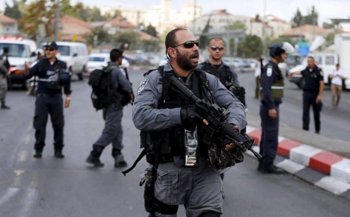 أعلنت الشرطة الإسرائيلية مساء اليوم الثلاثاء، عن استنفار أفرادها بمدينة القدس المحتلة عقب تلقيها إنذارات وصفتها بالأمنية.

وقالت الشرطة الإسرائيلية إن أفرادها انتشروا على مفترقات الطرق، ونصبو