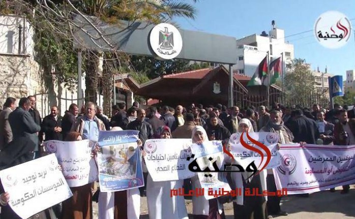 موظفو غزة يقتحمون مقر الحكومة مطالبين بحل قضيتهم