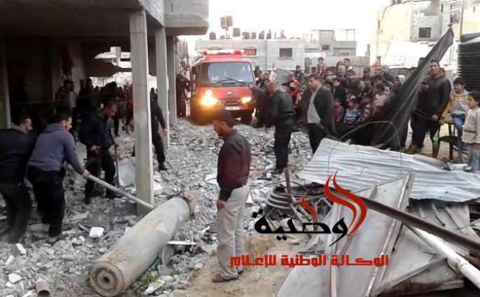 الدفاع المدني يزيل صاروخاً من أحد منازل غزة