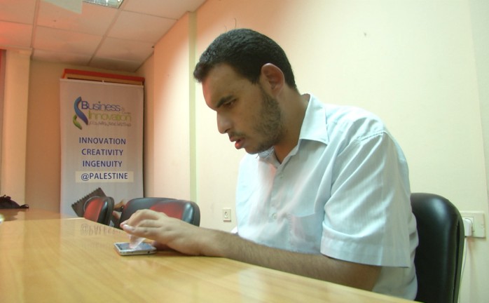 في غزة... هواتف ذكية للمكفوفين باستخدام لغة "برايل"