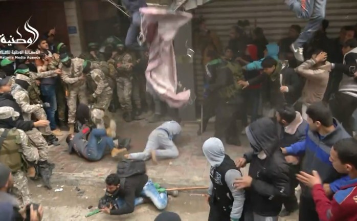 لحظة تساقط شبان وصحفيين أثناء تشييع الشهداء بغزة