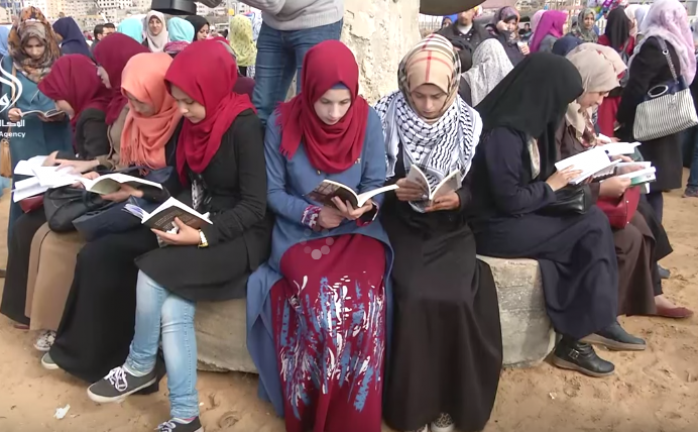 “سلسلة القارئ الفلسطيني” تجد طريقها لشباب غزة