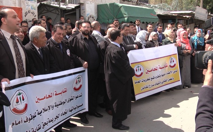 محامون بغزة يحتجون على اقتحام الشرطة مقر نقابتهم