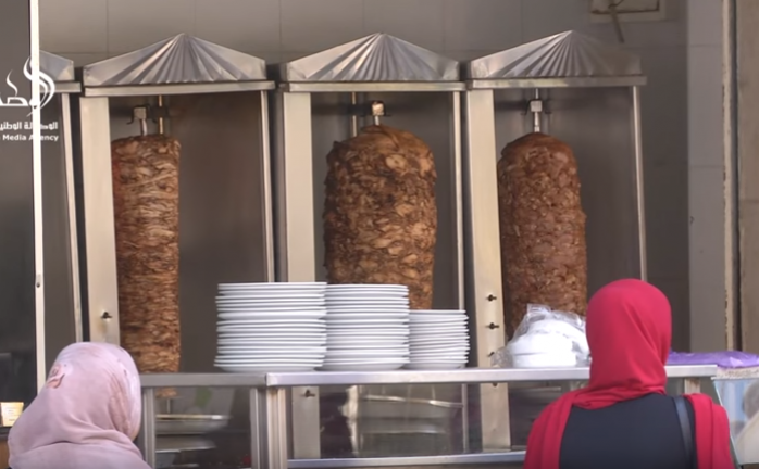 مواطنون في غزة يطالبون بكشف أسماء مطاعم الشاورما الفاسدة