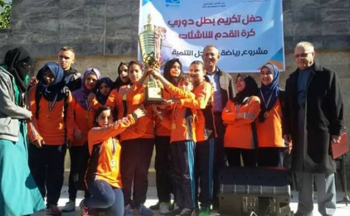 فتيات النصيرات يتوجن بأول دوري لكرة القدم بغزة
