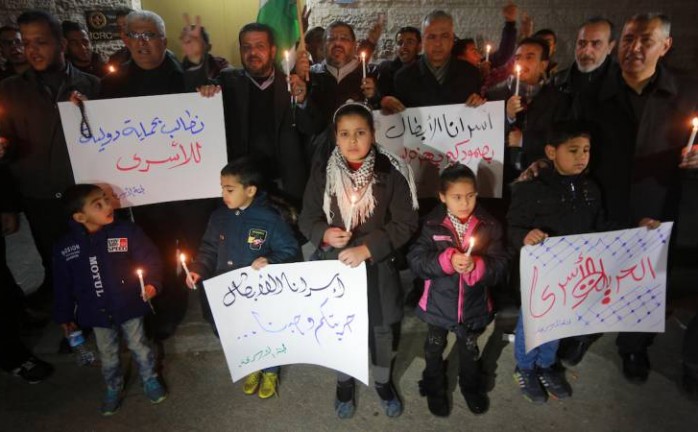 غزة: وقفة شموع أمام "الصليب الأحمر" تضامنًا مع الأسرى 