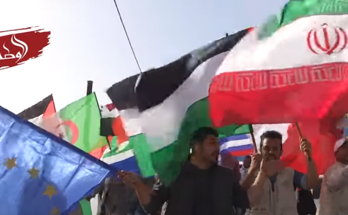 مواطنون في غزة يرفعون أعلام الدول المتضامنة مع الشعب الفلسطيني