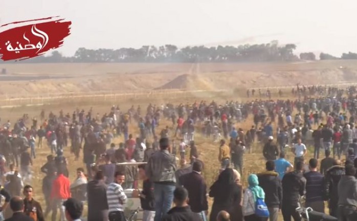 عشرات الشبان يزيلون السلك الشائك ويجتازوا الحدود شرق غزة