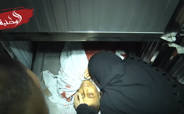 وصول جثمان الشهيد الطفل عثمان رامي حلس (15 عامًا) لمجمع الشفاء الطبي غرب غزة