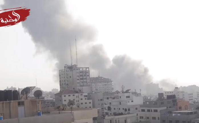لحظة استهداف طائرات الاحتلال الحربية مبنى الكتيبة غرب مدينة غزة