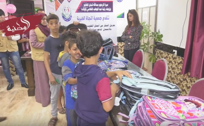 بنك فلسطين يوزع حقائب مدرسية وقرطاسية للأسر المتعففة في خانيونس