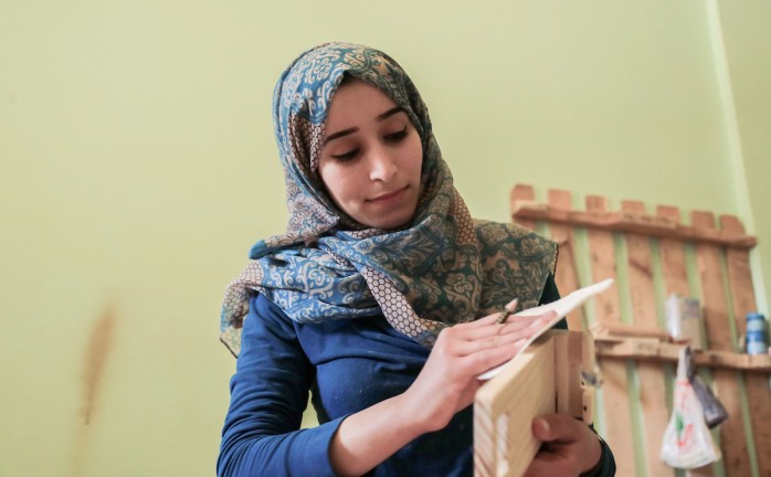 أية كشكو.. فتاة من غزة تمتلك ورشة نجاره وتكسر قاعدة 'المهنة الذكورية'