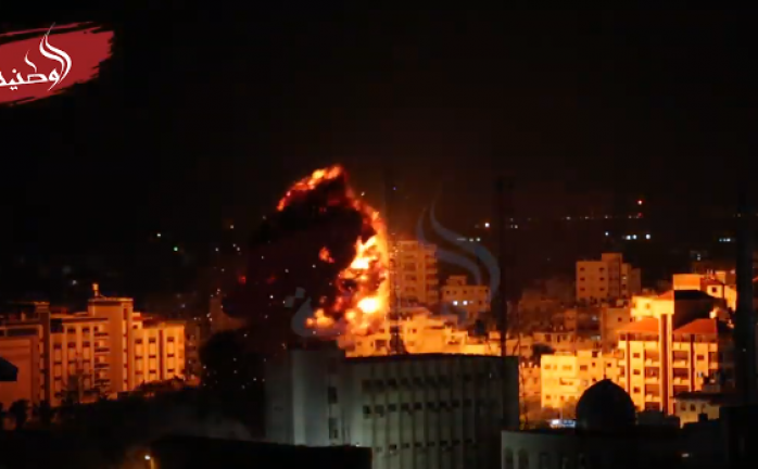 تصوير خاص للوطنية لحظة إستهداف مبنى "الملتزم" وسط غزة