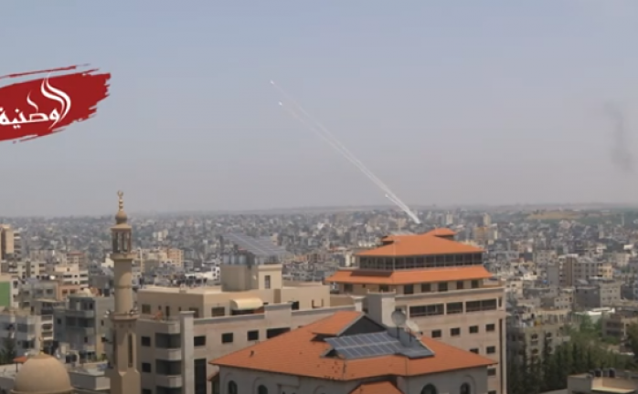 كاميرا "الوطنية" ترصد لحظة إطلاق الرشقات الصاروخية من قطاع غزة