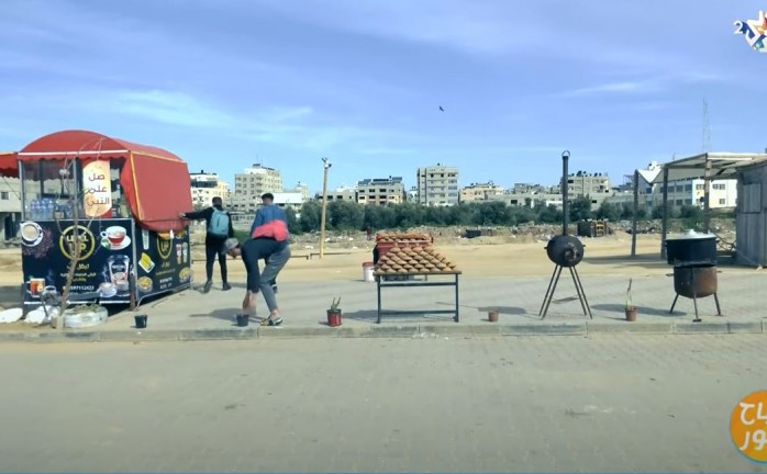 ثلاثة أشقاء يفتتحون مشروعا صغيرا لبيع الذرة في قطاع غزة